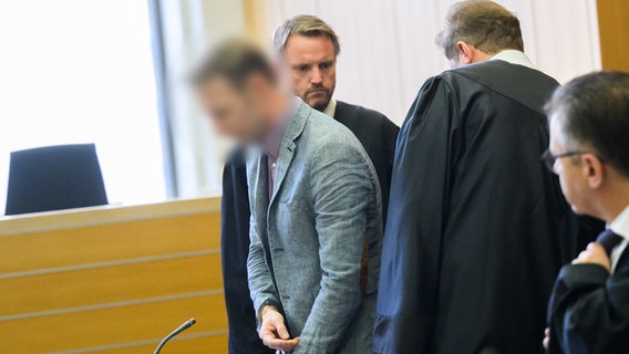 Der Angeklagte Christian B. (l) steht zu Prozessbeginn im Gerichtssaal im Landgericht Braunschweig neben seinen Anwälten. © dpa-Bildfunk Foto: Julian Stratenschulte