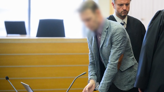 Der Angeklagte Christian B. (l) steht zu Prozessbeginn im Gerichtssaal im Landgericht Braunschweig neben seinem Anwalt © picture alliance/dpa Foto: Julian Stratenschulte