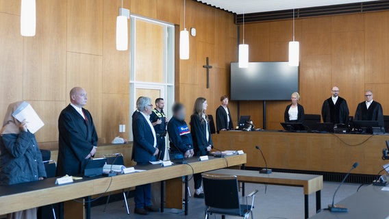 Richter Karsten Krebs (r) eröffnet die Verhandlung vor der Großen Strafkammer des Landgerichts gegen die angeklagte Frau (l) und ihren beschuldigten Ehemann (4.v.l.) wegen des Vorwurfs des gemeinschaftlichen Mordes. © Heiko Becker/dpa Foto: Heiko Becker