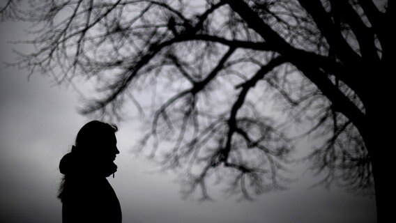 Eine Frau steht neben einem Baum. © dpa-Bildfunk Foto: Julian Stratenschulte