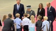Ministerpräsident Weil (SPD) und die Queen mit Prinz Philip treffen in Celle eine Gruppe Kinder. © NDR 