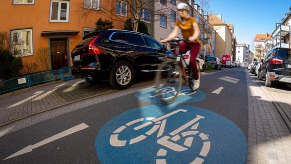 Ein Mensch fährt mit einem Fahrrad auf einer Fahrradstraße. © dpa Foto: Moritz Frankenberg