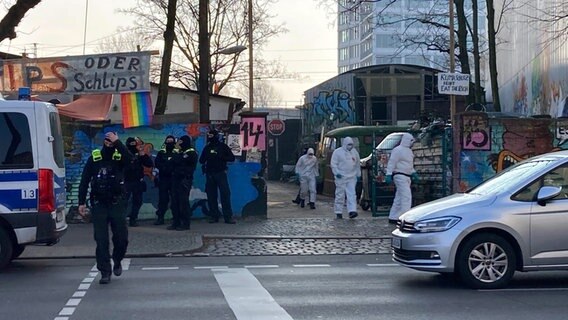 Einsatzkräfte bei Durchsuchungen im Rahmen der RAF-Fahndung in Berlin © dpa Bildfunk Foto: Mia Bucher