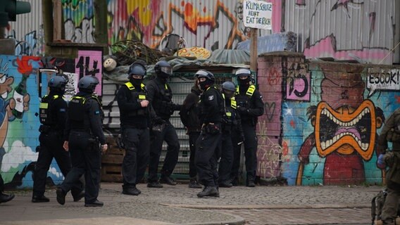 Durchsuchungen im Rahmen der RAF-Fahndung: Einsatzkräfte stehen an einem Grundstück in Berlin © dpa Bildfunk Foto: Paul Zinken