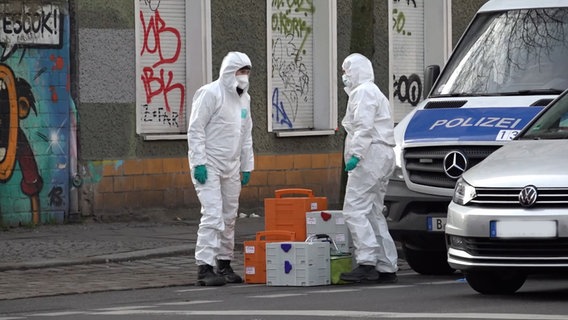 Einsatzkräfte in Schutzanzügen an einem Grundstück Berlin. Die Polizei nimmt in Zusammenhang mit der RAF-Fahndung zwei Verdächtige fest. © dpa Bildfunk Foto: Paul Zinken