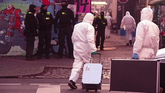 Einsatzkräfte an einem Grundstück Berlin. Die Polizei nimmt in Zusammenhang mit der RAF-Fahndung zwei Verdächtige fest. © Paul Zinken/dpa Foto: Paul Zinken/dpa