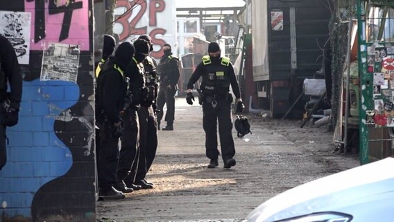 Einsatzkräfte an einem Grundstück Berlin. Die Polizei nimmt in Zusammenhang mit der RAF-Fahndung zwei Verdächtige fest. © Paul Zinken/dpa Foto: Paul Zinken/dpa