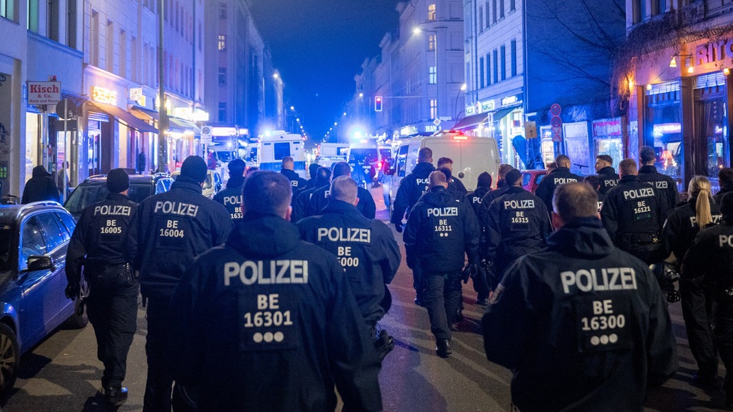 Bei einer Demonstration linker Gruppen gehen Polizisten durch die Oranienstraße in Berlin.