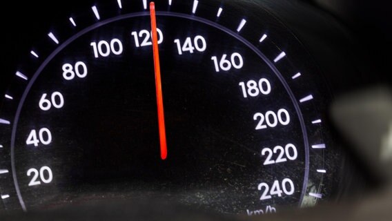 Nahaufnahme von einem Tachometer in einem Auto. © picture alliance / CHROMORANGE 