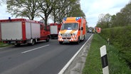 Bei einem Unfall in Rastede sind zahlreiche Rettungsfahrzeuge am Unfallort. © Nord-West-Media TV 