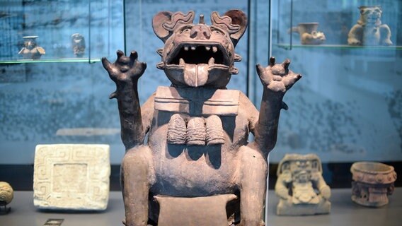 Die Skulptur eines altmexikanischen Fledermausgott wird im Ethnologischen Museum gezeigt. © dpa-Bildfunk Foto: Britta Pedersen