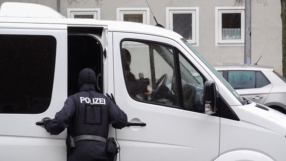 Salzgitter: Einsatzkräfte der Bundespolizei stehen bei einem Einsatz in einem Wohngebiet. © dpa-Bildfunk Foto: Julian Stratenschulte