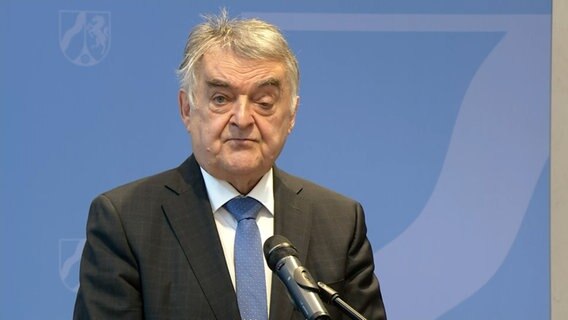 NRWs Innenminister Herbert Reul (CDU)bei einer Pressekonferenz. © NDR 