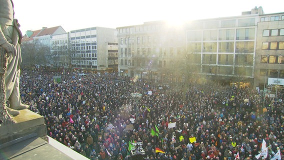 Auf dem Opernplatz Hannover haben sich Tausende Menschen versammelt. Sie demonstrieren gegen Rechtsextremismus und für Demokratie. © NDR 