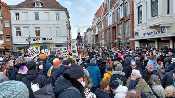 In Buxtehude treffen sich Menschen, um gegen Rechtsextremismus und für ein Verbot der AfD zu demonstrieren. © NDR Foto: Maximilian Seib