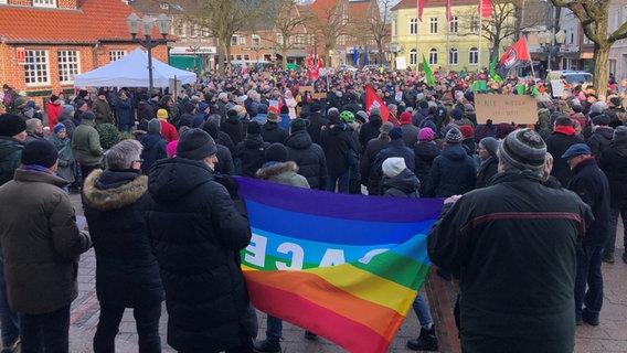Auf dem Marktplatz vor dem Rathaus in Wildeshausen treffen sich Menschen, um gegen Rechtsextremismus und für ein Verbot der AfD zu demonstrieren. © NDR Foto: Thomas Schwierzi
