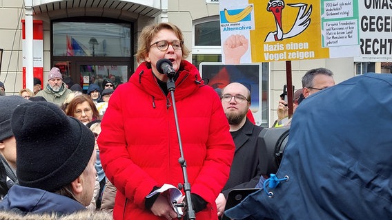 Daniela Behrens (SPD) spricht auf einer Demonstration in Buxtehude. Menschen demonstrieren hier gegen Rechtsextremismus und für ein Verbot der AfD. © NDR Foto: Maximilian Seib