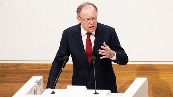 Ministerpräsident Stephan Weil (SPD) spricht im Landtag. © picture alliance/dpa/Julian Stratenschulte Foto: Julian Stratenschulte