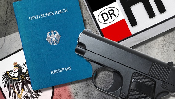 Ein Reichsbürger-Pass liegt neben einer Waffe und einem Nummernschild. © picture alliance | Christian Ohde Foto: Christian Ohde