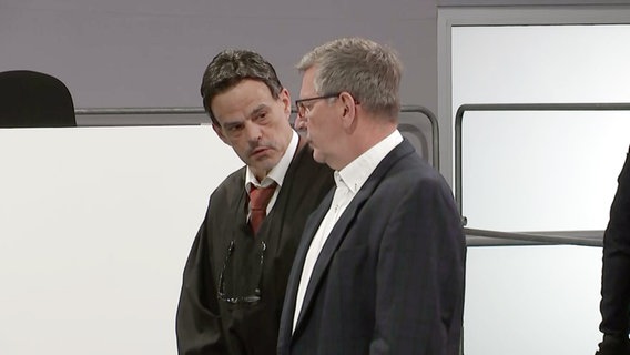 Der Angeklagte Michael Fritsch (rechts) mit seinem Anwalt beim Reichsbürger-Prozess im Gerichtsgebäude in Frankfurt am Main. © NDR 