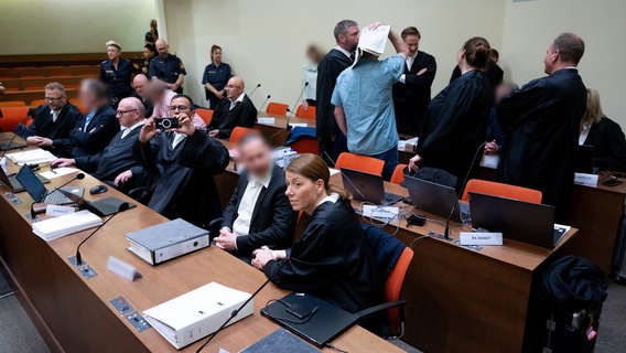 Im dritten Prozess gegen mutmaßliche "Reichsbürger" der Gruppe um Heinrich XIII. Prinz Reuß sind vor dem Münchner Oberlandesgericht (OLG) acht Menschen angeklagt. Darunter ist auch eine Ärztin aus Vechelde. © Sven Hoppe/dpa Foto: Sven Hoppe/dpa
