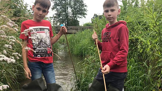 Schüler arbeiten an der Renaturierung eines Baches in Oldenburg. © NDR 