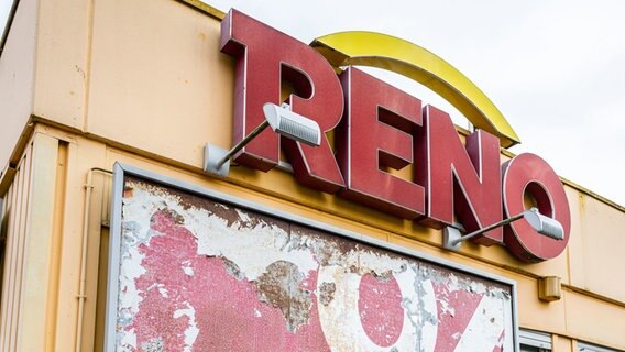 Ein altes Plakat hängt an einer bereits geschlossenen Reno-Filiale in Osnabrück. © dpa-Bildfunk Foto: Guido Kirchner