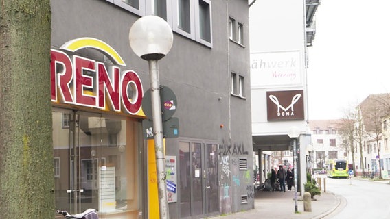 Ein altes Plakat hängt an einer bereits geschlossenen Reno-Filiale in Osnabrück. © NDR 