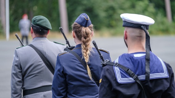 Soldaten stehen während der Gelöbnisfeier der freiwilligen Rekruten und Rekrutinnen ohne Bundeswehrerfahrung in Formation. (Aufnahme am 20.07.2021) © picture alliance/dpa Foto: Ole Spata