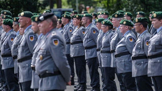 Reservisten stehen bei einer Veranstaltung ordentlich aufgereiht. © picture alliance/dpa | Ole Spata Foto: Ole Spata