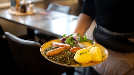 Essen wird in einem Restaurant serviert. © picture alliance/dpa Foto: Sina Schuldt