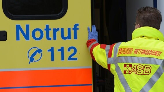 Ein Rettungsassistent vom Rettungsdienst des Arbeiter-Samariter-Bundes steigt in einen Rettungswagen. © dpa Foto: Jens Kalaene