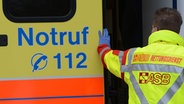 Ein Rettungsassistent vom Rettungsdienst des Arbeiter-Samariter-Bundes steigt in einen Rettungswagen. © dpa Foto: Jens Kalaene