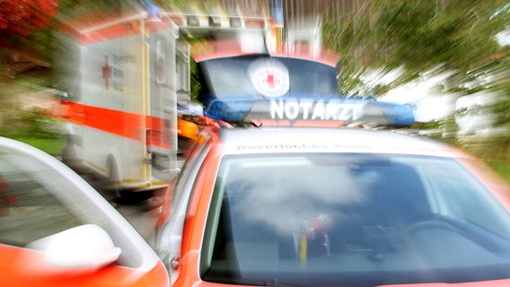 Ein Notarzteinsatzfahrzeug (NEF) und ein Rettungswagen (RTW) mit Zoomeffekt fotografiert. © picture alliance / dpa Foto: Stephan Jansen