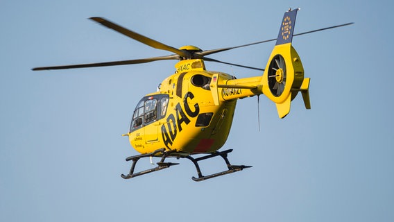 Ein Rettungshubschrauber des ADACs in der Luft. © picture alliance / HMB Media/Oliver Mueller | HMB Media/Oliver Mueller Foto: Oliver Mueller
