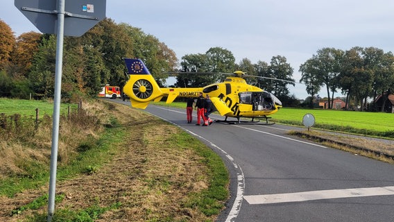Ein gelber Rettungshubschrauber steht auf einer Straße. © Feuerwehr Sandkrug 