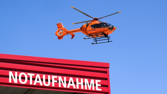 Ein Rettungshubschrauber der Luftrettung fliegt über der Notaufnahme der Medizinischen Hochschule Hannover MHH. © picture alliance/dpa Foto: Julian Stratenschulte
