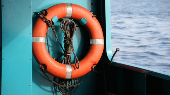 Ein Rettungsring an Board eines Schiffs. © picture alliance / blickwinkel/McPHOTO | McPHOTO 