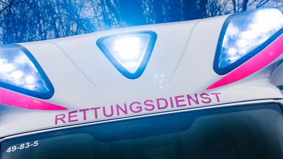 Über der Frontscheibe eines Rettungswagens blinkt das Blaulicht. © NDR Foto: Julius Matuschik