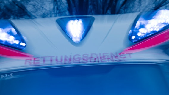 Über der Frontscheibe eines Rettungswagens blinkt das Blaulicht. © NDR Foto: Julius Matuschik