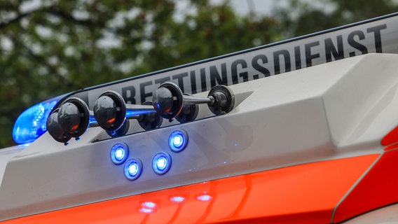 Ein Rettungswagen mit eingeschaltetem Blaulicht. © picture alliance/dpa Foto: Oliver Berg