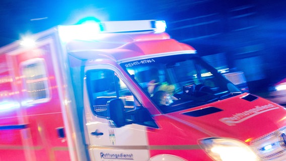 Ein Rettungswagen ist mit Blaulicht unterwegs. © dpa-Bildfunk Foto: Marcel Kusch