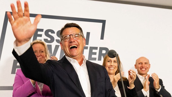 Boris Rhein (CDU), Ministerpräsident von Hessen, lässt sich bei der CDU-Wahlparty von seinen Anhängern feiern. © Lando Hass/dpa Foto: Lando Hass