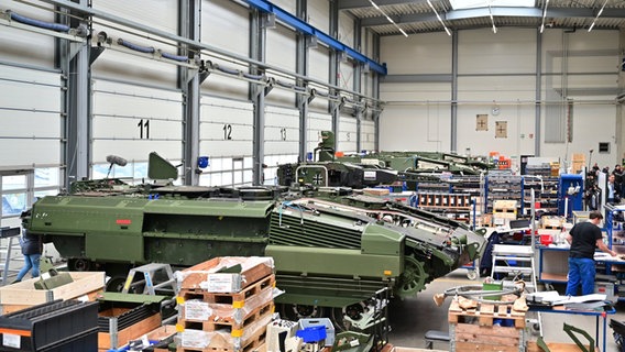 Υπάρχουν τεθωρακισμένα οχήματα μεταφοράς προσωπικού Puma σε αίθουσα παραγωγής της εταιρείας όπλων Rheinmetall. © Philipp Schulze/dpa +++ dpa-Bildfunk +++ Φωτογραφία: Philipp Schulze