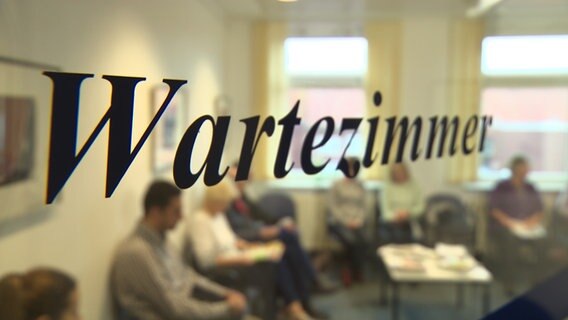 Eine Tür mit der Aufschrift "Wartezimmer". © NDR 