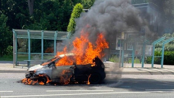 EIn Auto brennt. © Polizeikommissariat Rinteln 