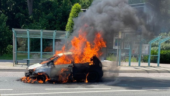 EIn Auto brennt. © Polizeikommissariat Rinteln 