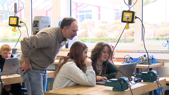Schülerinnen einer achten Klasse der Realschule Wedemark programmieren im Technik-Unterricht. © NDR 