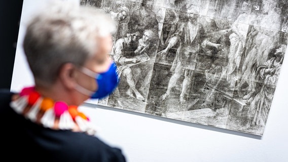 Gemälderestauratorin Hildegard Kaul betrachtet das Röntgenbild eines Gemäldes im Herzog-Anton-Ulrich-Museum. © dpa Foto: Moritz Frankenberg