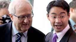 Zu Beginn der Kabinettssitzung im Bundeskanzleramt in Berlin: Bundesgesundheitsminister Philipp Rösler (r) und Bundeswirtschaftsminister Rainer Brüderle (beide FDP). Zu Beginn der Kabinettssitzung im Bundeskanzleramt in Berlin: Bundesgesundheitsminister Philipp Rösler (r) und Bundeswirtschaftsminister Rainer Brüderle (beide FDP). © dpa-Bildfunk Foto: Wolfgang Kumm